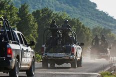 La policía mexicana viaja regularmente en grupo, como este en el estado de Michoacán. Foto: AFP
