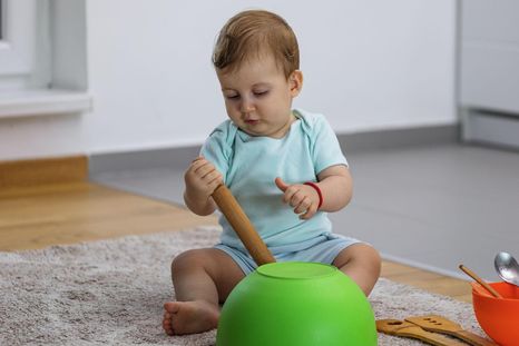 Sitiar los materiales en un espacio delimitado, como una alfombra comunica al niño que ese es su lugar de exploración autónoma mientras el adulto está ocupado. Sitiar los materiales en un espacio delimitado, como una alfombra comunica al niño que ese es su lugar de exploración autónoma mientras el adulto está ocupado.