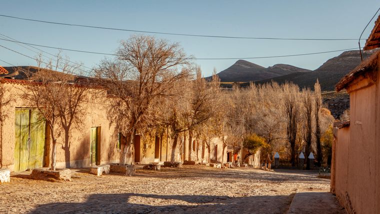 Las calles de tierra y las casonas de adobe conservan intacto el espíritu colonial en este rincón del norte argentino.