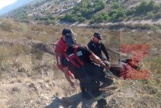 Al borde de la cornisa, efectivos sostuvieron a la mujer y evitaron un desenlace fatal. Foto: MDZ. Al borde de la cornisa, efectivos sostuvieron a la mujer y evitaron un desenlace fatal. Foto: MDZ.