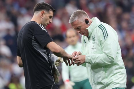 Dibu Martínez fue atendido por los médicos de Aston Villa durante la entrada en calor previo a la final en Estambul. Dibu Martínez fue atendido por los médicos de Aston Villa durante la entrada en calor previo a la final en Estambul.