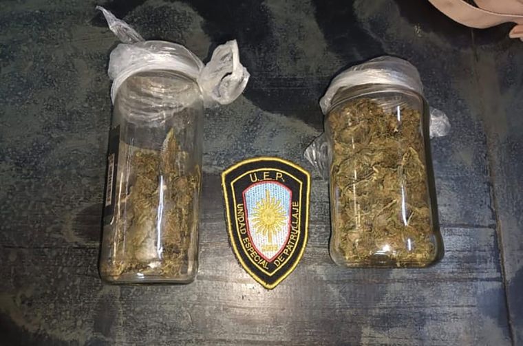 Los dos recipientes con cogollos incautados por personal de la UEP Las Heras. Foto: MDZ.