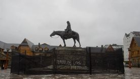 La ubicación del monumento de Julio Roca en la plaza principal de Bariloche es objeto de polémica desde hace años y hubo campañas para promover su traslado.