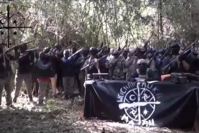 El video muestra a decenas de personas armadas