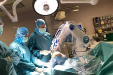 La cirugía de reemplazo de rodilla asistida por robots se destaca por sus mejores resultados respecto a los métodos tradicionales, pero su elevado costo se plantea como una contra. Foto: Hospital Universitario de Cruces.