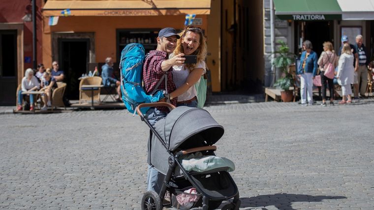 Una pareja de turistas pasea con su hijo en Estocolmo, Suecia, el 22 de julio de 2020. Foto: RT