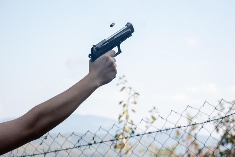 Las balas perdidas son una forma de violencia sin destinatario, pero con víctimas reales.