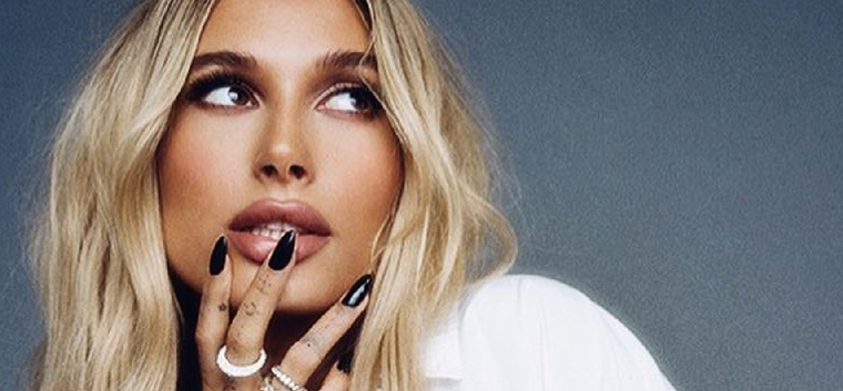 Hailey Bieber es una influencer que crea e impone tendencias en la moda. Foto: Instagram @haileybieber