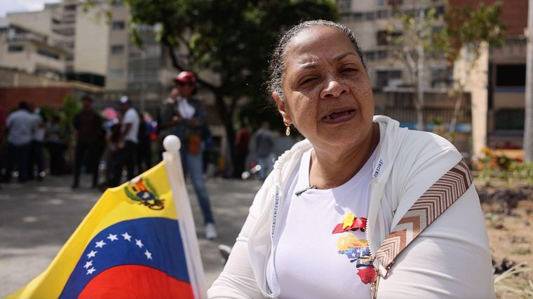 "Pienso que nuestro presidente  tuvo algún tipo de traición", dice Rosa Contreras durante la manifestación.