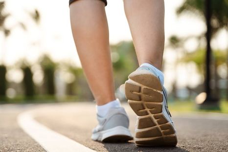 Un estudio analizó cómo ciertos movimientos al caminar pueden influir en la forma en que otras personas interpretan el estado emocional. Un estudio analizó cómo ciertos movimientos al caminar pueden influir en la forma en que otras personas interpretan el estado emocional.