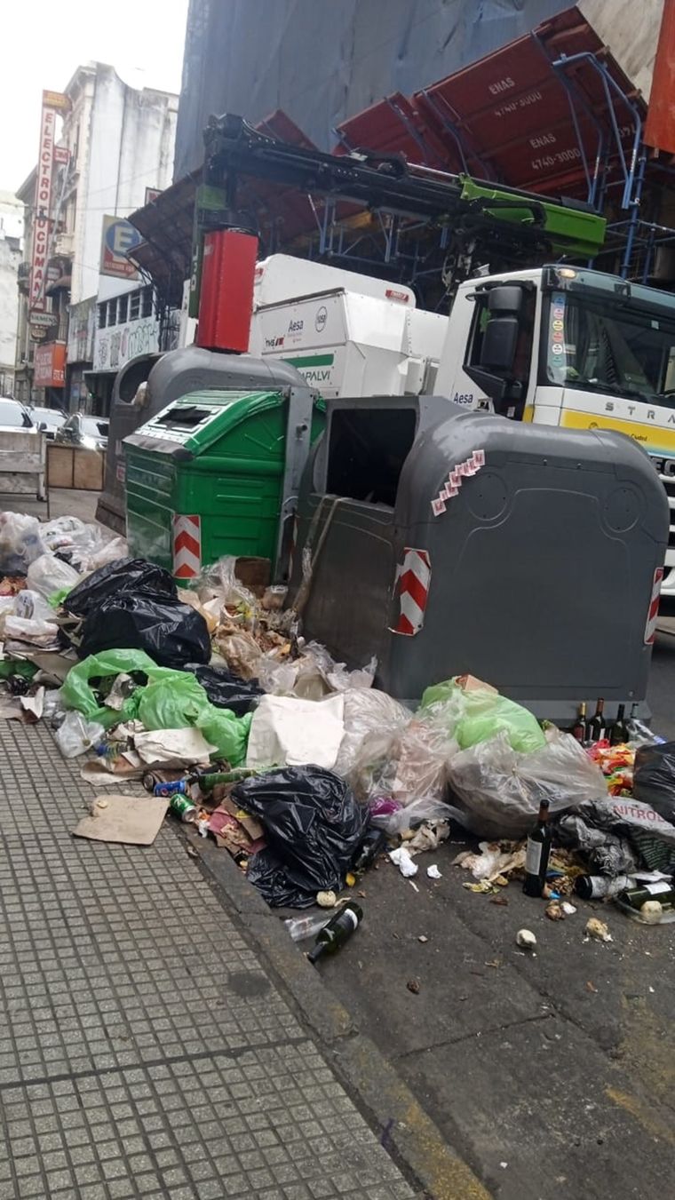 Basura acumulada por la falta de recolección en medio del conflicto con Camioneros Foto: X/@cgt_camioneros