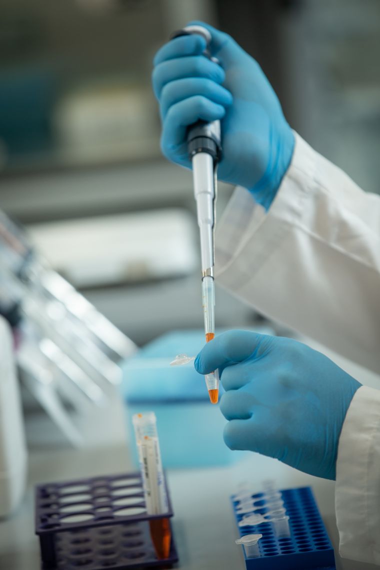 La solución hiperinmune desarrollada a base de suero de caballos por investigadores de la Universidad de San Martín (Unsam) y la empresa Inmunova. La solución hiperinmune desarrollada a base de suero de caballos por investigadores de la Universidad de San Martín (Unsam) y la empresa Inmunova.