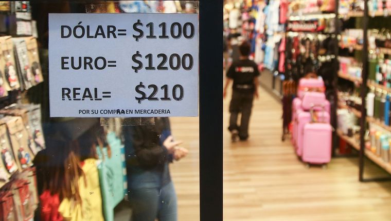 La afluencia de turistas extranjeros hace que los comercios acepten el pago en divisas, incluso con un incentivo extra en la cotización. Foto: NA