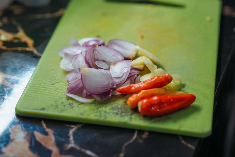Un estudio reveló que las tablas de cortar liberaban grandes cantidades de microplásticos a la comida.
