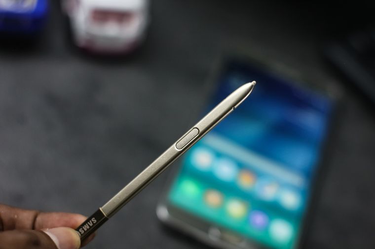 Los usuarios de Galaxy S esperan que la nueva pantalla resuelva los problemas de espacio del lápiz. Los usuarios de Galaxy S esperan que la nueva pantalla resuelva los problemas de espacio del lápiz.