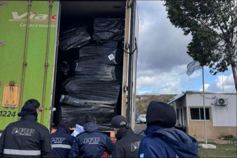 La Dirección General de Aduanas llevó a cabo un operativo sorpresivo y coordinado de inspección de mercaderías en diversos puntos estratégicos del país. La Dirección General de Aduanas llevó a cabo un operativo sorpresivo y coordinado de inspección de mercaderías en diversos puntos estratégicos del país.