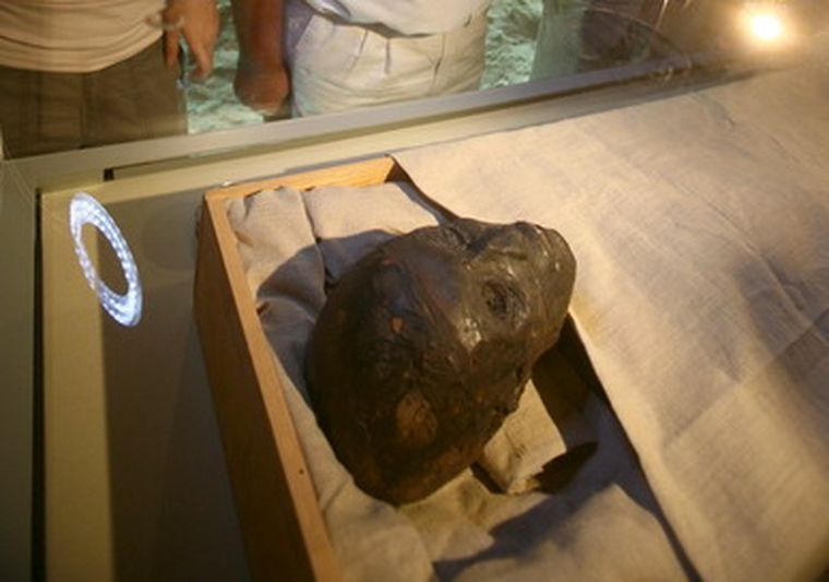 El cuerpo fue envuelto en vendas de lino, dejando sólo al descubierto el rostro. Foto: EFE
