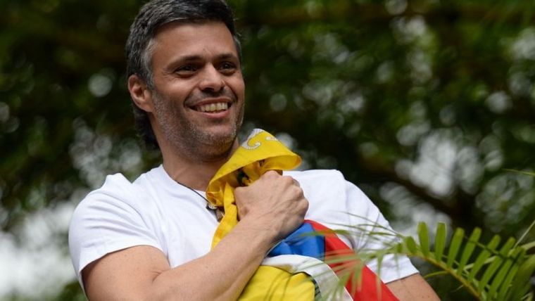 Antes de refugiarse en la embajada española, López llevaba más de cuatro años tras las rejas o en arresto domiciliario.