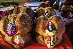 Admira estos deliciosos panes de muerto de Oaxaca con ese sabor característico a anís. ¡Nos encantan!