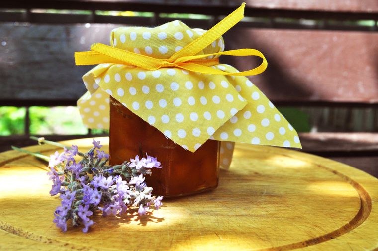 La mejor receta de mermelada de durazno con toque de lavanda.