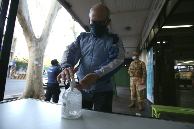 El alcohol en gel es uno de los grandes protagonistas de esta jornada electoral. Foto: Maximiliano Ríos