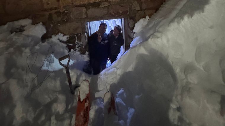 Los vecinos de Puente del Inca todos los días se levantan con la pala en la mano para sacar nieve. Los vecinos de Puente del Inca todos los días se levantan con la pala en la mano para sacar nieve.