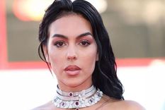 Enfundada en rojo pasión, Georgina Rodríguez conquistó Venecia con su clásico vestido Foto: Instagram