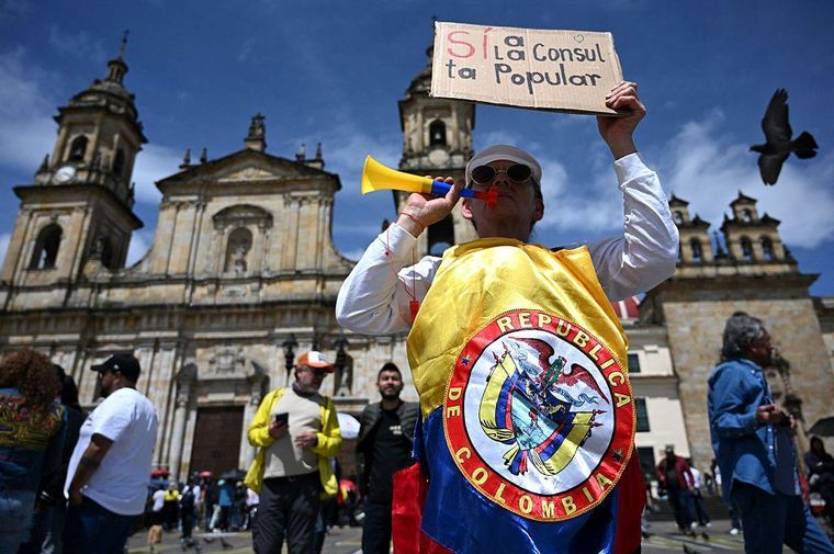 Seguidores de Petro han mostrado su apoyo a la consulta popular en las calles, pero observadores dicen que las masas son cada vez menos numerosas.
