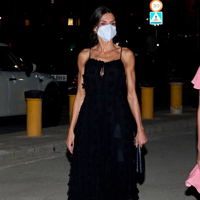 Letizia Ortíz, Leonor y Sofía de Borbón eligen atuendos económicos y logran brillar. Foto: Vogue