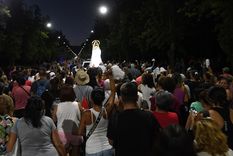 Cientos de personas participan de la procesión de la Virgen de Lourdes. Foto: Marcos Garcia/MDZ