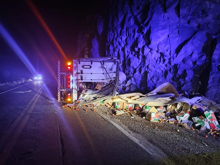 Un camión brasileño cargado con manzanas volcó en Alta Montaña Foto: X: @VALLEOVA