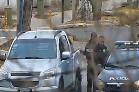 El momento de la detención del hombre que manejaba el vehículo robado. El momento de la detención del hombre que manejaba el vehículo robado.