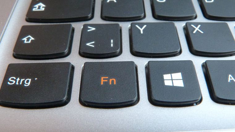 La tecla Fin (End) vive, casi siempre, en la esquina superior derecha del teclado o en la inferior izquierda junto a Windows.