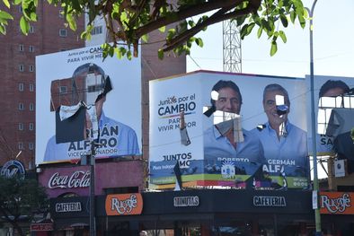 MDZol | Carteles vandalizados de Juntos por el Cambio en la capital tucumana