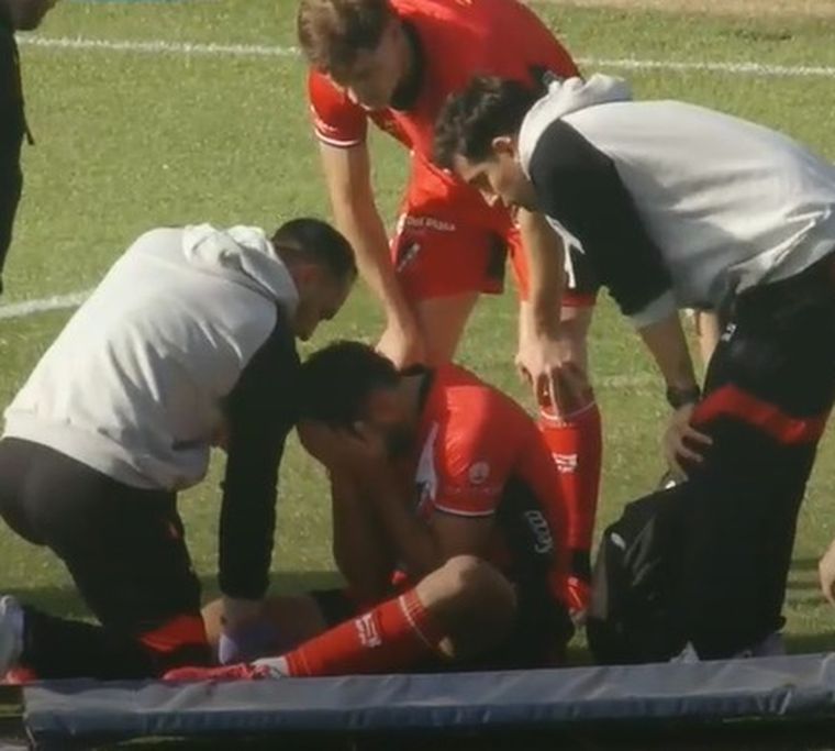 El jugador del Deportivo Maipú sintió el dolor en su rodilla y cayó tendido en el piso.