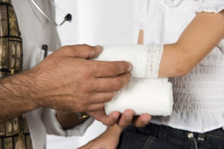 Ante un dolor intenso o deformidad, no se debe intentar mover la zona.