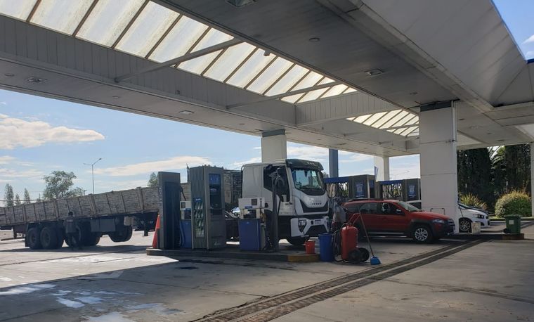 Algunas estaciones YPF pusieron un tope de venta para hacer frente al desabastecimiento