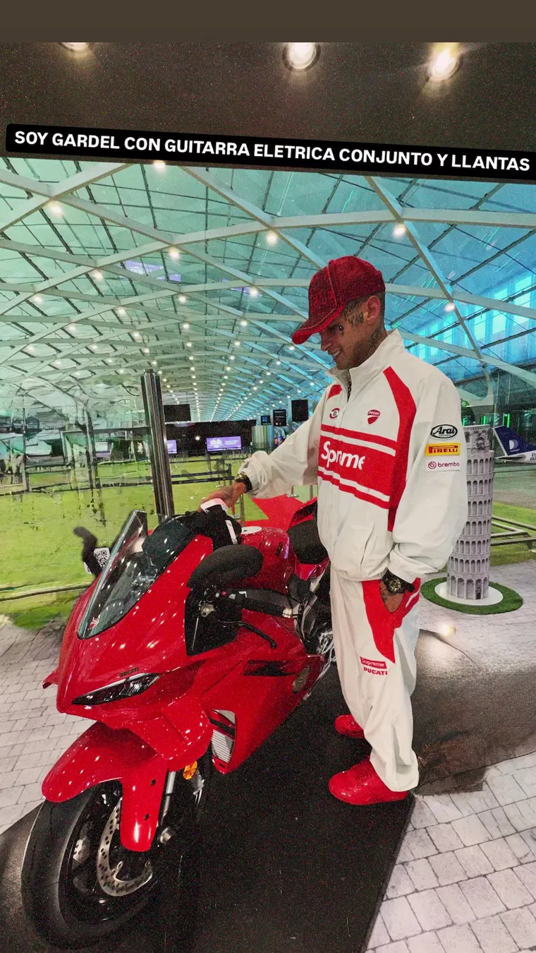 “SOY GARDEL CON GUITARRA ELÉCTRICA CONJUNTO Y LLANTAS”, escribió. “SOY GARDEL CON GUITARRA ELÉCTRICA CONJUNTO Y LLANTAS”, escribió.