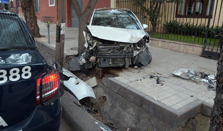 Tras el impacto, el conductor se retiró corriendo del lugar ante la mirada atónita de los vecinos.