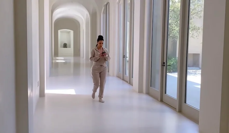 La casa minimalista de Kim Kardashian puede parecer deshabitada aún cuando hay 4 niños viviendo dentro. Foto: E! Entertainment Television