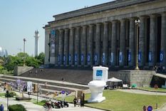 Las columnas de la Facultad de Derecho de la UBA con la leyenda 6.000.000 sin baño