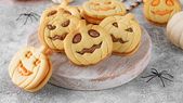 Horneá la receta de galletas sándwich en forma de calabazas y llená tu cocina de espíritu Halloween. Horneá la receta de galletas sándwich en forma de calabazas y llená tu cocina de espíritu Halloween.