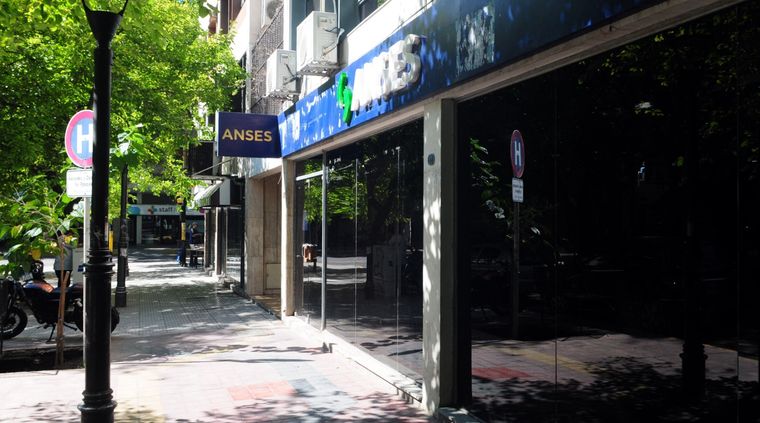 Ese día, la Anses paga a jubilados y pensionados con DNI terminados en 2 y 3, y a titulares de AUH y Tarjeta Alimentar con DNI terminado en 9. Ese día, la Anses paga a jubilados y pensionados con DNI terminados en 2 y 3, y a titulares de AUH y Tarjeta Alimentar con DNI terminado en 9.