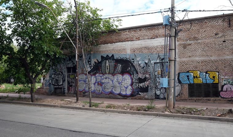 El predio, hoy abierto y sin obras, muestra un edificio abandonado y un descampado que contrasta con el movimiento diario del centro mendocino. El predio, hoy abierto y sin obras, muestra un edificio abandonado y un descampado que contrasta con el movimiento diario del centro mendocino.