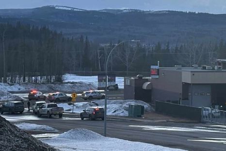 Fuerzas de seguridad y servicios médicos trabajaron durante horas en la escuela de Tumbler Ridge.