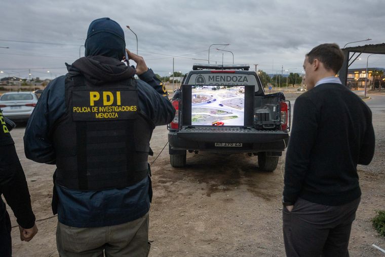 Los allanamientos incorporaron tecnología de la Unidad VANT, cuyos drones permitieron realizar tareas de observación desde el aire. Los allanamientos incorporaron tecnología de la Unidad VANT, cuyos drones permitieron realizar tareas de observación desde el aire.