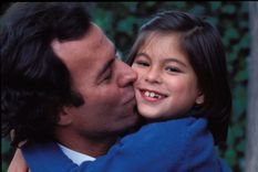 julio iglesias: la tierna historia de la letra de de nina a mujer