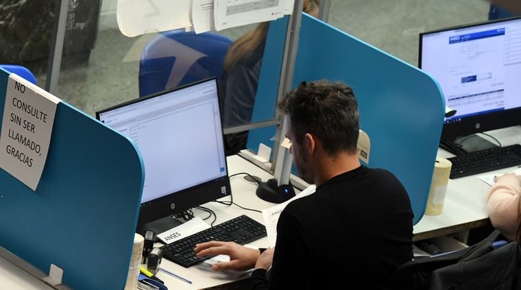 En febrero, Anses excluye del bono a quienes superen el límite definido por el haber mínimo más el refuerzo. En febrero, Anses excluye del bono a quienes superen el límite definido por el haber mínimo más el refuerzo.