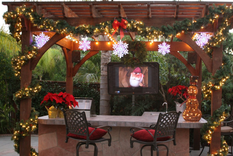 Tu jardín puede estar decorado ecológicamente para estas fiestas aprovechando la naturaleza del lugar. Foto: Freepik