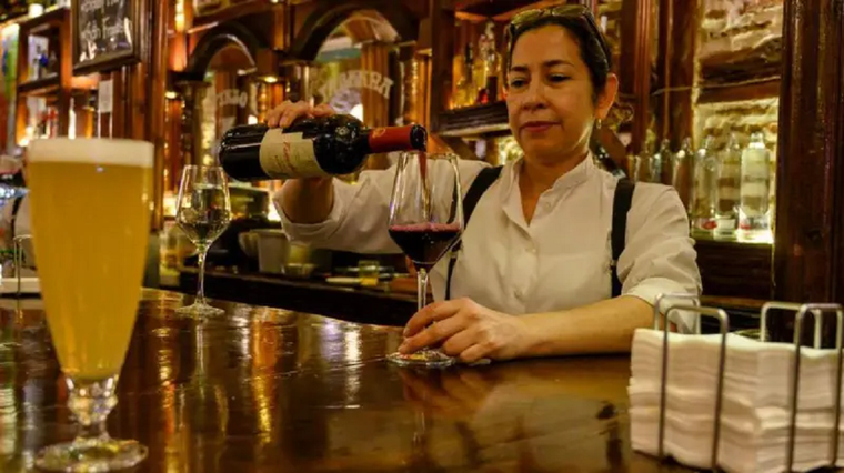 Los latinoamericanos cubren muchos puestos de trabajo que no desean los trabajadores locales. Foto: GETTY IMAGES
